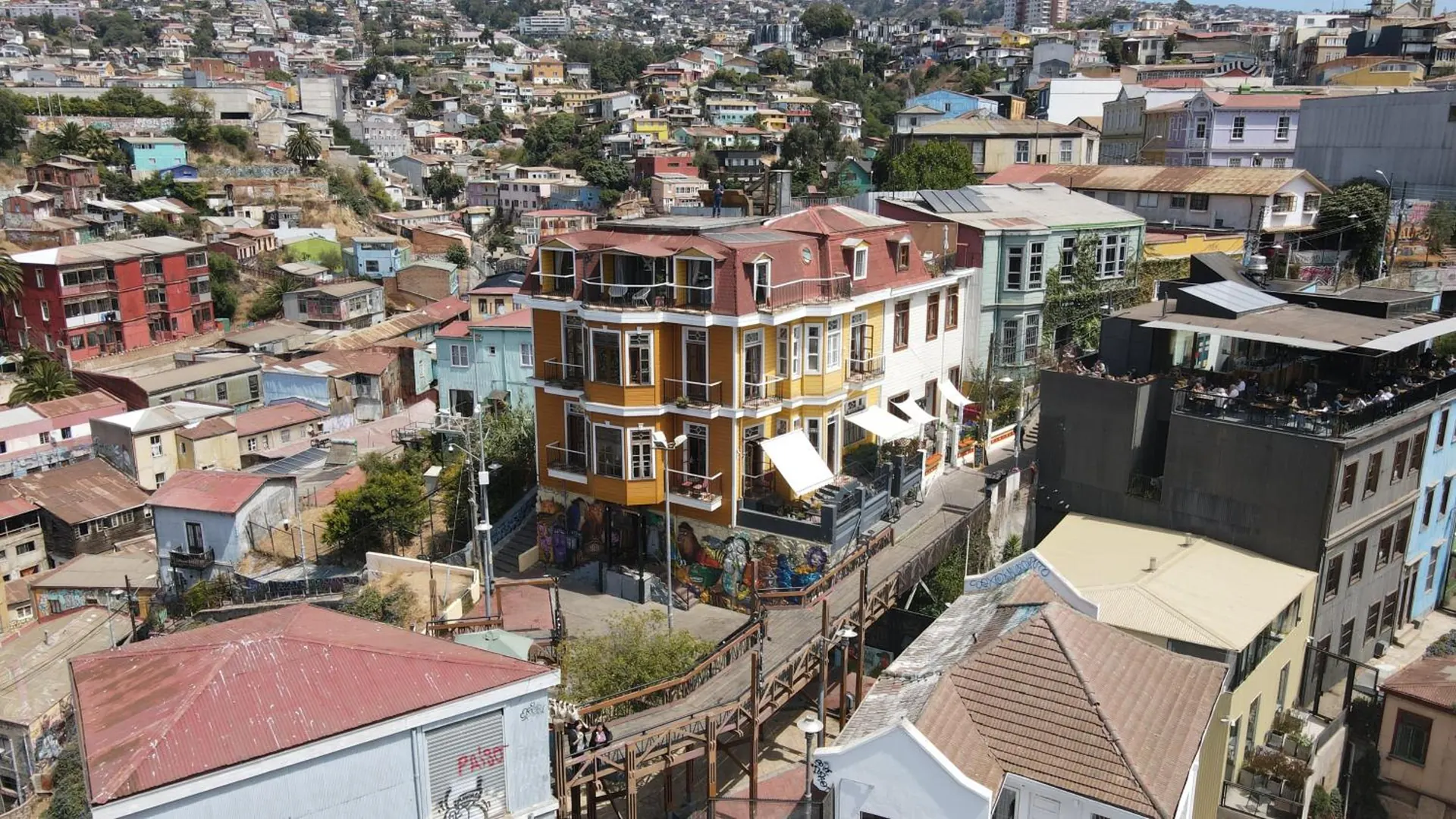 La casona ocre vista desde arriba, entre los techos y las casas de colores del Cerro Alegre.